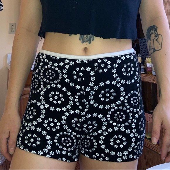 Shorts - Picture 3 of 4